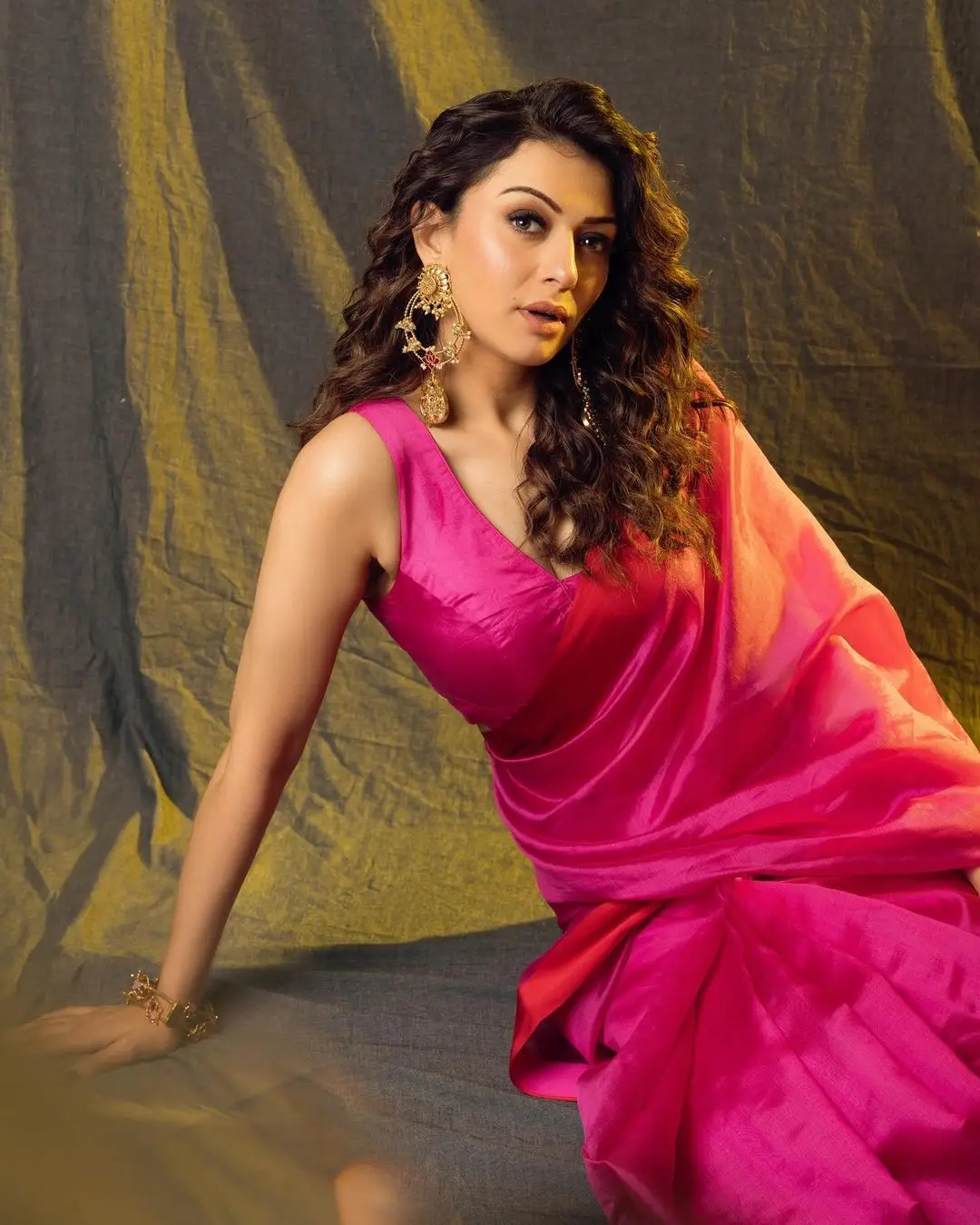 INDIAN ACTRESS HANSIKA MOTWANI IN PINK COLOR SAREE SLEEVELESS BLOUSE